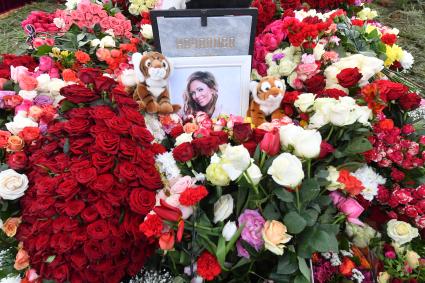 Москва. Могила певицы Юлии Началовой на Троекуровском кладбище.