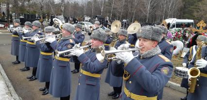 Москва.   Во время церемонии прощания с режиссером Марленом Хуциевым на Троекуровском кладбище.