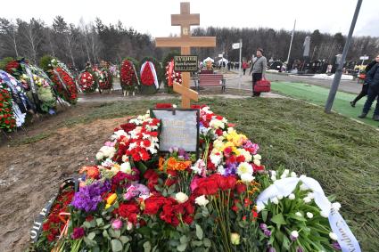 Москва.   Во время церемонии прощания с режиссером Марленом Хуциевым на Троекуровском кладбище.