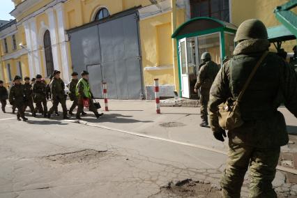 Санкт-Петербург. Военнослужащие у здания Военно-космической академии имени А.Ф. Можайского после взрыва, в результате которого несколько человек получили ранения.