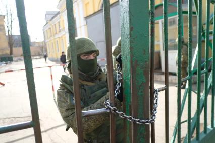 Санкт-Петербург. Военнослужащие у здания Военно-космической академии имени А.Ф. Можайского после взрыва, в результате которого несколько человек получили ранения.