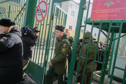 Санкт-Петербург. Военнослужащие у здания Военно-космической академии имени А.Ф. Можайского после взрыва, в результате которого несколько человек получили ранения.