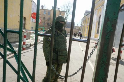 Санкт-Петербург. Военнослужащий у здания Военно-космической академии имени А.Ф. Можайского после взрыва, в результате которого несколько человек получили ранения.