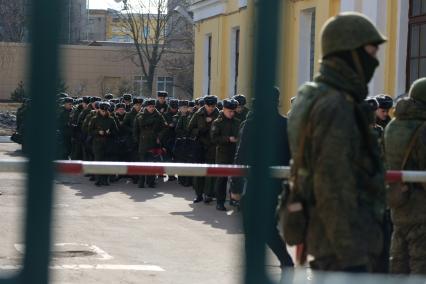 Санкт-Петербург. Военнослужащие у здания Военно-космической академии имени А.Ф. Можайского после взрыва, в результате которого несколько человек получили ранения.