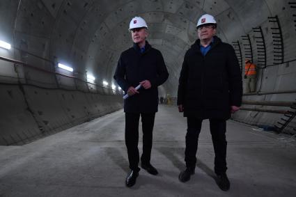 Москва. Мэр Москвы Сергей Собянин и генеральный директор АО `Мосинжпроект` Марс Газизуллин (слева направо) во время осмотра хода работ по строительству станции `Юго-Восточная` Некрасовской линии Московкого метрополитена.