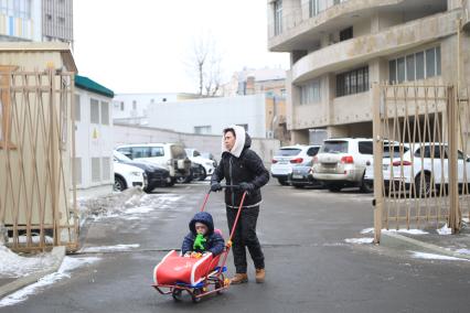 Диск 324.  Дочь певицы Полины Гагариной на прогулке с няней