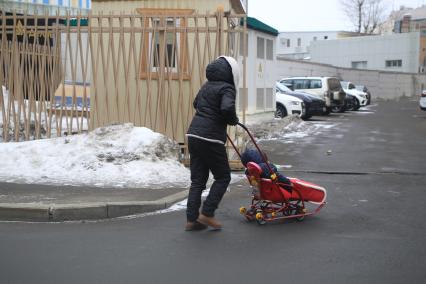 Диск 324.  Дочь певицы Полины Гагариной на прогулке с няней