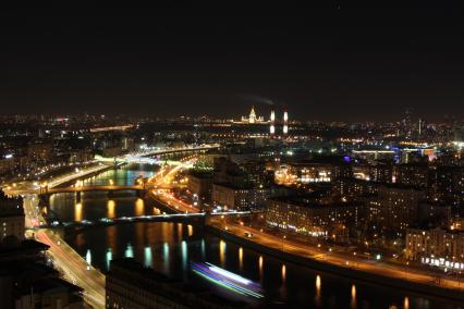 Москва. Вид на вечерний город и Москва реку  у Смоленского метромоста.