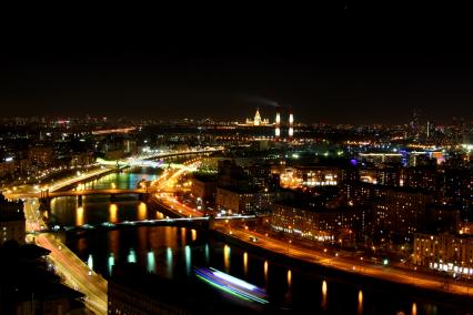 Москва. Вид на вечерний город и Москва реку  у Смоленского метромоста.