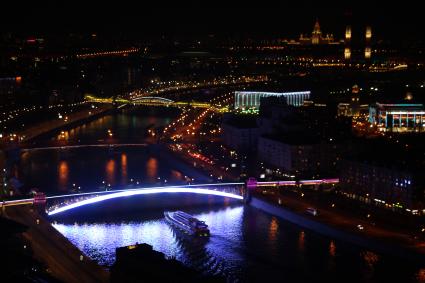 Москва. Вид на вечерний город и Москва реку  у Смоленского метромоста.