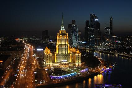 Москва. Вид на гостиницу `Украина`и здания `Москва-Сити`.