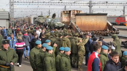 Иркутск. Встреча эшелона передвижной военно-патриотической акции`Сирийский перелом`с выставкой военных трофеев, захваченных у боевиков  в Сирии, на вокзале Иркутска.