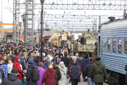 Иркутск. Встреча эшелона передвижной военно-патриотической акции`Сирийский перелом`с выставкой военных трофеев, захваченных у боевиков  в Сирии, на вокзале Иркутска.