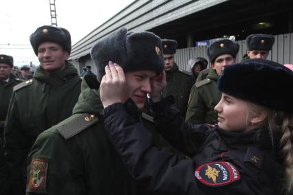 Иркутск. Военнослужащие у  эшелона передвижной военно-патриотической акции`Сирийский перелом`с выставкой военных трофеев, захваченных у боевиков  в Сирии, на вокзале Иркутска.