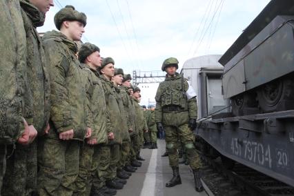 Иркутск. Военнослужащие у  эшелона передвижной военно-патриотической акции`Сирийский перелом`с выставкой военных трофеев, захваченных у боевиков  в Сирии, на вокзале Иркутска.