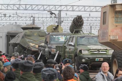 Иркутск. Встреча эшелона передвижной военно-патриотической акции`Сирийский перелом`с выставкой военных трофеев, захваченных у боевиков  в Сирии, на вокзале Иркутска.