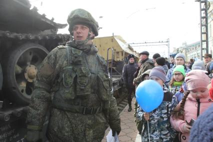 Иркутск. Жители города  встречают эшелон передвижной военно-патриотической акции`Сирийский перелом`с выставкой военных трофеев, захваченных у боевиков  в Сирии, на вокзале Иркутска.