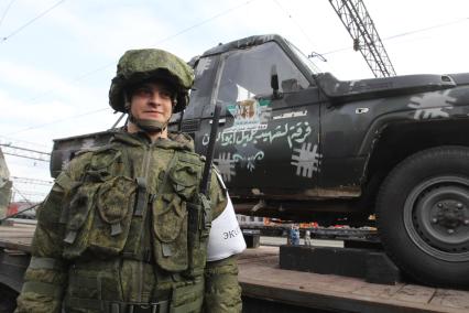 Иркутск. Военнослужащие у  эшелона передвижной военно-патриотической акции`Сирийский перелом`с выставкой военных трофеев, захваченных у боевиков  в Сирии, на вокзале Иркутска.