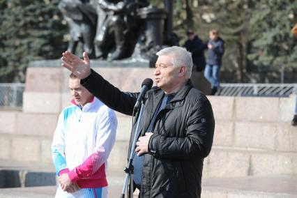 Ставрополь. Прыгун в воду Евгений Кузнецов и глава администрации города Ставрополя Андрей Джатдоев (справа) на площади Ленина перед  массовой зарядкой, приуроченной к международному Дню здоровья.