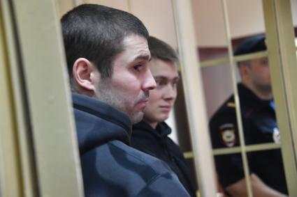 Москва. Александр Протасовицкий и брат футболиста Александра Кокорина Кирилл Кокорин (слева направо), обвиняемые в хулиганстве и побоях, на заседании Пресненского районого суда.
