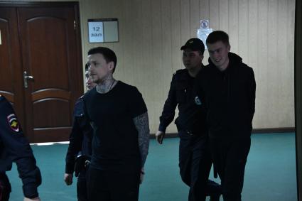Москва. Футболист Павел Мамаев (слева), обвиняемый в хулиганстве и побоях, после заседания Пресненского районого суда.