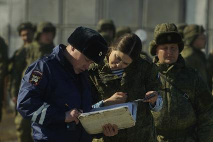 Свердловская область. Еланский окружной учебный центр. Военнослужащая-женщина  на автодроме перед началом выполнения практической части экзамена на право управления автомобилями категории \'C\'. Это первая группа из четырех  военнослужащих-женщин из воинских частей ЦВО (центральный военный округ) получивших водительские права категории \'С\' для управления грузовиками