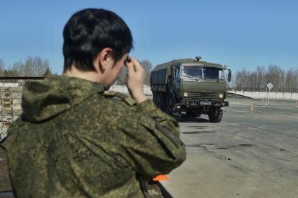 Свердловская область. Еланский окружной учебный центр. Военнослужащая-женщина  на автодроме перед началом выполнения практической части экзамена на право управления автомобилями категории \'C\'. Это первая группа из четырех  военнослужащих-женщин из воинских частей ЦВО (центральный военный округ) получивших водительские права категории \'С\' для управления грузовиками