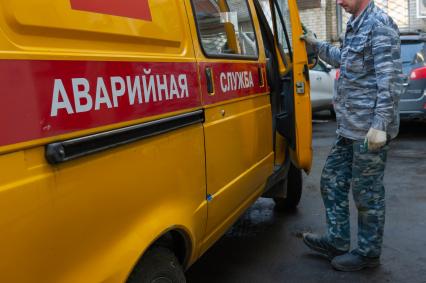 Санкт-Петербург. Машина аварийной службы ЖКХ во дворе дома.