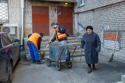 Санкт-Петербург. Сотрудники ЖКХ убирают внутридомовую территорию.