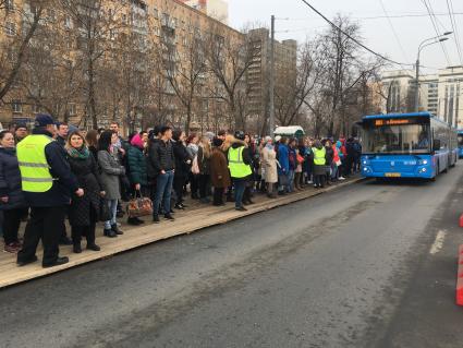 Москва.  Организация посадки пассажиров сотрудниками городского транспорта на бесплатные компенсационные автобусы возле станции метро, организованные в связи с закрытием части Таганско-Краснопресненской линии Московского метрополитена.