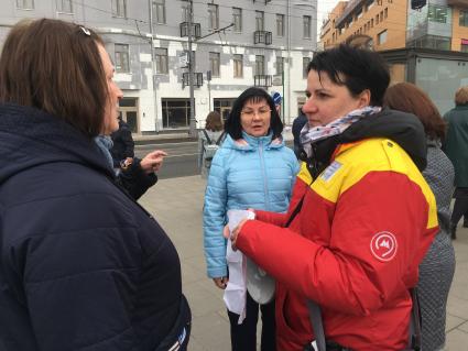 Москва.  Организация посадки пассажиров сотрудниками городского транспорта на бесплатные компенсационные автобусы возле станции метро, организованные в связи с закрытием части Таганско-Краснопресненской линии Московского метрополитена.