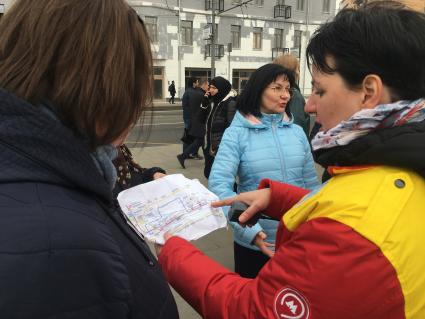 Москва. Организация посадки пассажиров сотрудниками городского транспорта на бесплатные компенсационные автобусы возле станции метро, организованные в связи с закрытием части Таганско-Краснопресненской линии Московского метрополитена.
