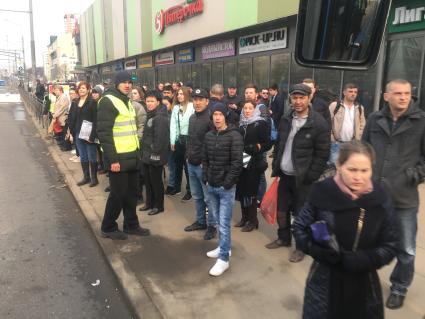 Москва.  Организация посадки пассажиров сотрудниками городского транспорта на бесплатные компенсационные автобусы возле станции метро, организованные в связи с закрытием части Таганско-Краснопресненской линии Московского метрополитена.