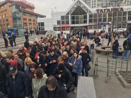 Москва. Пассажиры у станции метро Марксистская.