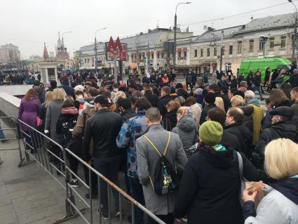 Москва. Пассажиры у станции метро Марксистская.