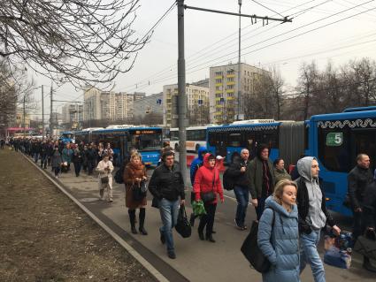 Москва. Бесплатные компенсационные автобусы возле станции метро, организованные в связи с закрытием части Таганско-Краснопресненской линии Московского метрополитена.