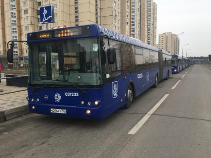 Москва. Бесплатные компенсационные автобусы возле станции метро, организованные в связи с закрытием части Таганско-Краснопресненской линии Московского метрополитена.