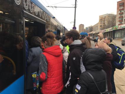 Москва. Бесплатные компенсационные автобусы возле станции метро, организованные в связи с закрытием части Таганско-Краснопресненской линии Московского метрополитена.