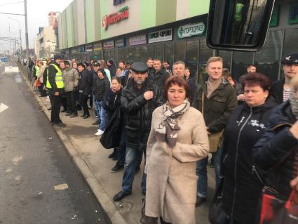 Москва.  Организация посадки пассажиров сотрудниками городского транспорта на бесплатные компенсационные автобусы возле станции метро, организованные в связи с закрытием части Таганско-Краснопресненской линии Московского метрополитена.