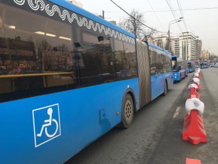 Москва. Бесплатные компенсационные автобусы возле станции метро, организованные в связи с закрытием части Таганско-Краснопресненской линии Московского метрополитена.