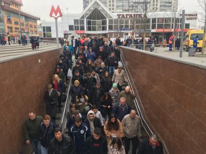 Москва. Пассажиры у станции метро Марксистская.