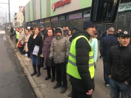 Москва.  Организация посадки пассажиров сотрудниками городского транспорта на бесплатные компенсационные автобусы возле станции метро, организованные в связи с закрытием части Таганско-Краснопресненской линии Московского метрополитена.