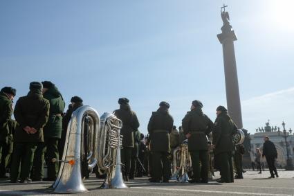 Санкт-Петербург. Военный оркестр провел первую репетицию ко Дню Победы на Дворцовой площади.