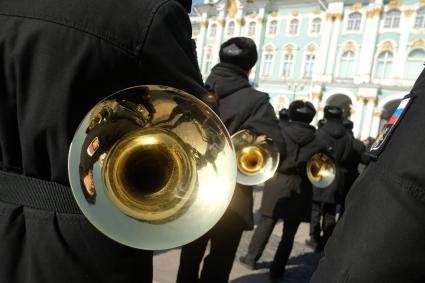 Санкт-Петербург. Военный оркестр провел первую репетицию ко Дню Победы на Дворцовой площади.