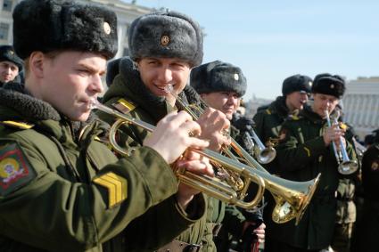 Санкт-Петербург. Военный оркестр провел первую репетицию ко Дню Победы на Дворцовой площади.