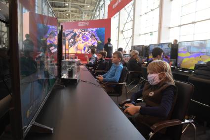 Москва. Посетители во время фестиваля японской культуры `Hinode Power Japan`на ВДНХ.