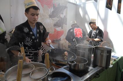 Москва. Повара ресторана японской кухни `Рамен-Клаб` во время фестиваля японской культуры `Hinode Power Japan`на ВДНХ.