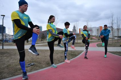 Москва.  Урок в школе бега в парке Ходынское поле.