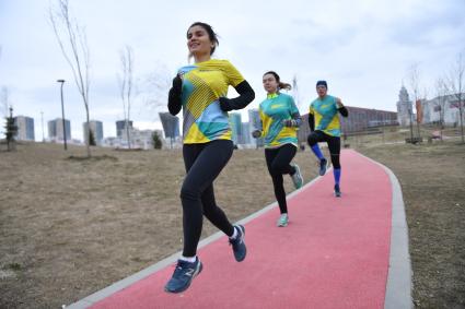 Москва.  Урок в школе бега в парке Ходынское поле.