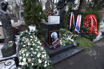 Москва. Надгробие актера Владимира Этуша на Новодевичьем кладбище.